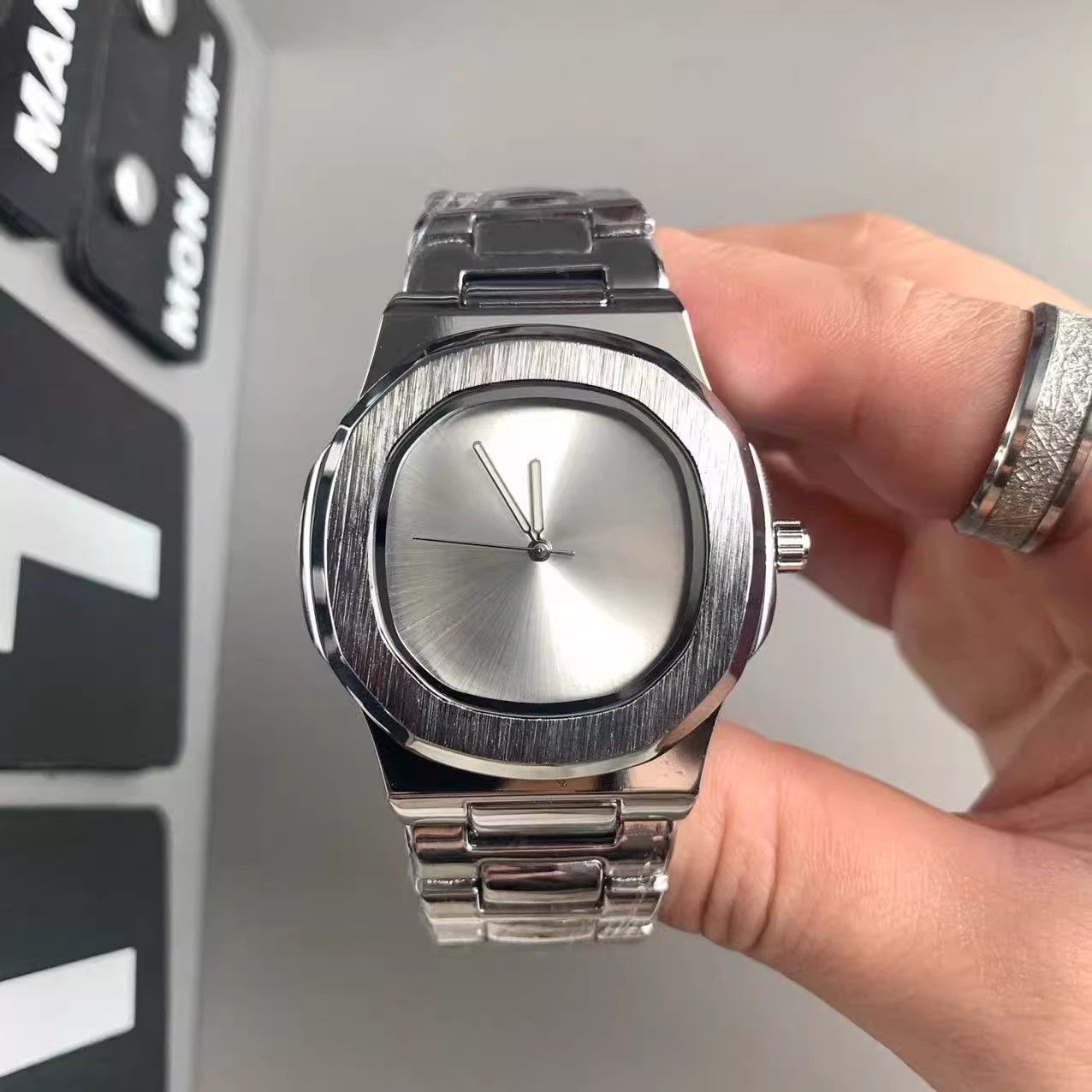 Custom Logo Men's Quartz Watch - đánh giá và giá Luxury Watch Logo