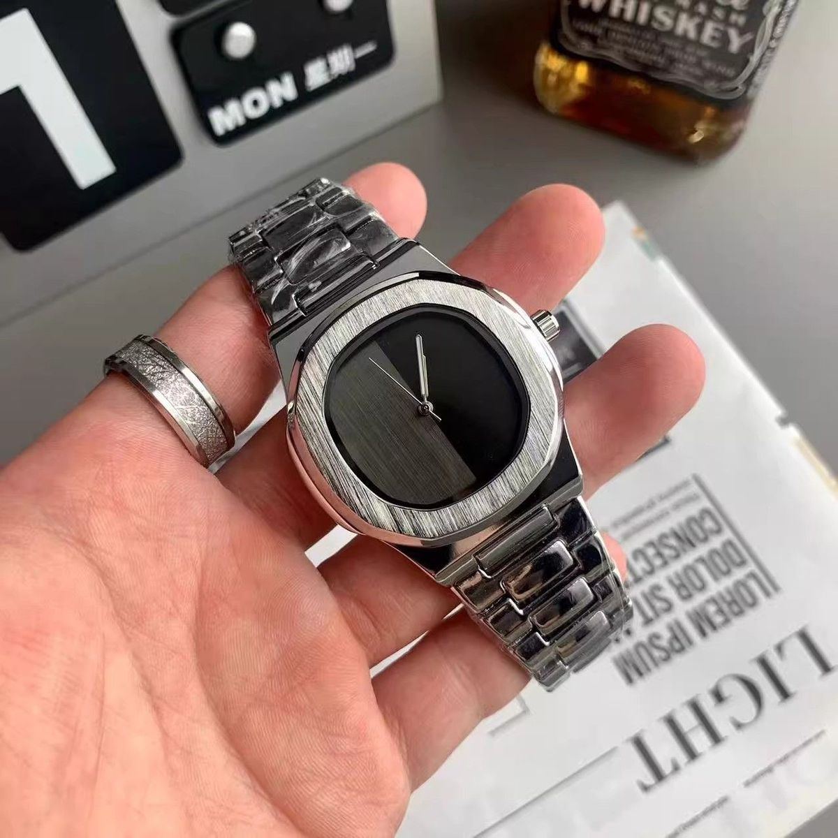 Custom Logo Men's Quartz Watch - đánh giá và giá Luxury Watch Logo